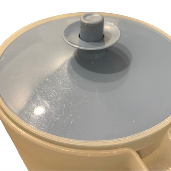 Vintage Tupperware Plastic Clear Juice Pitcher with Blue Push Button Lid - Picture 5 of 5